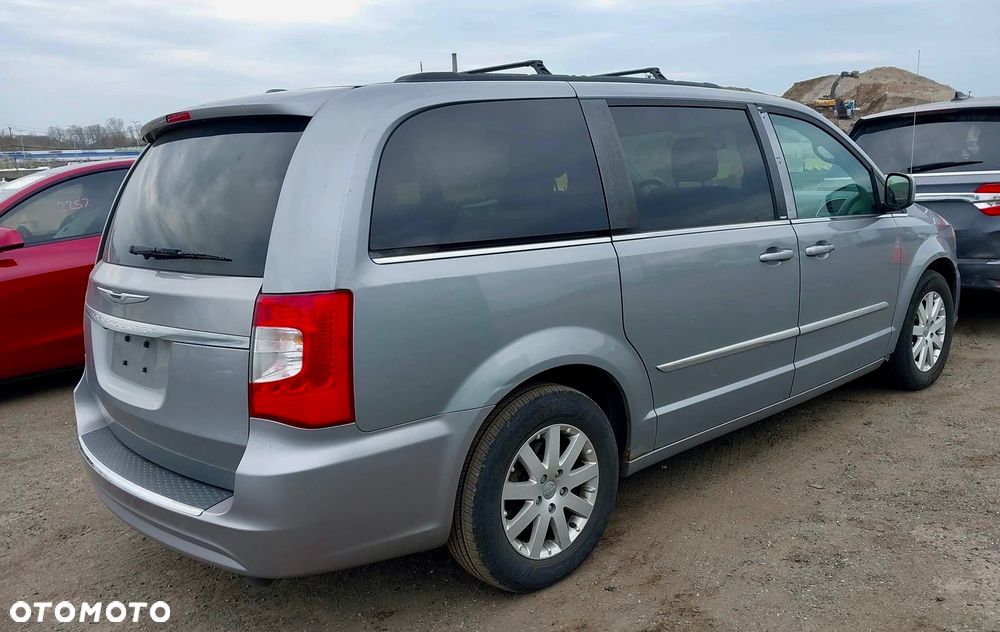 Chrysler Town & Country - 3