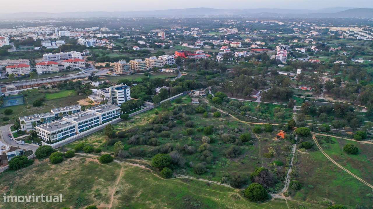Terreno a 100 metros da praia em Quarteira com 2.4 ha - Grande imagem: 4/12