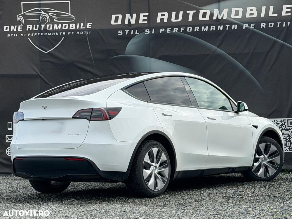 Tesla Model Y - 8