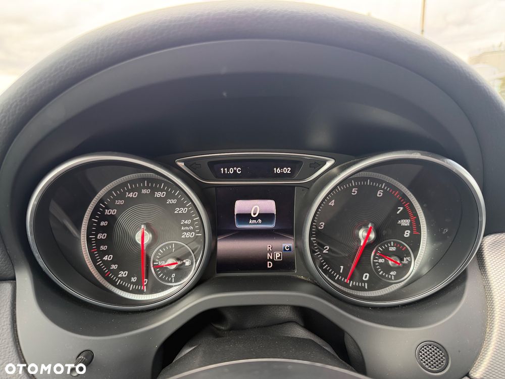 Mercedes-Benz GLA 180 7G-DCT UrbanStyle Edition - 15