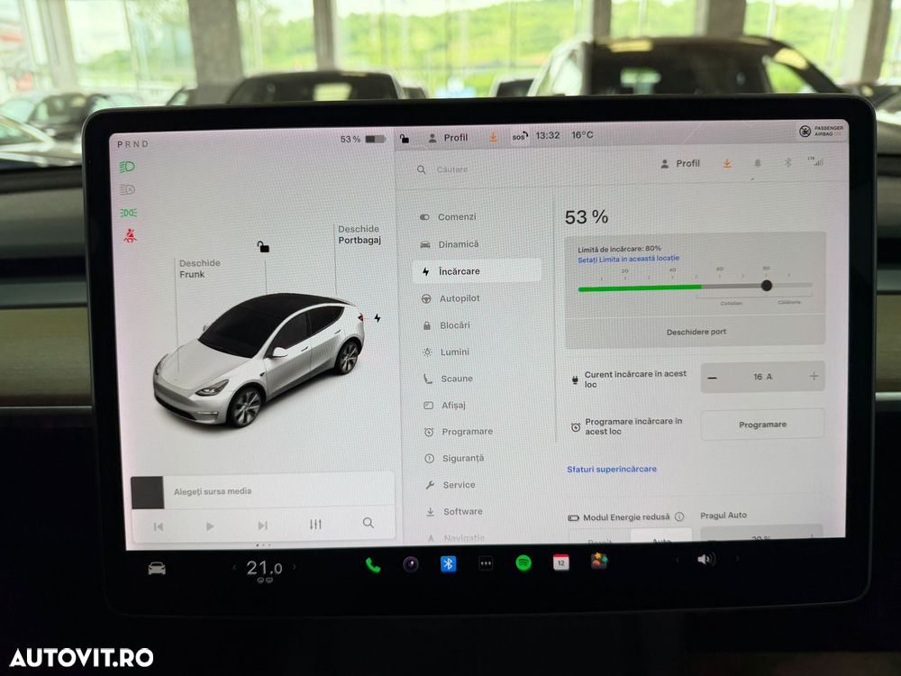 Tesla Model Y - 32