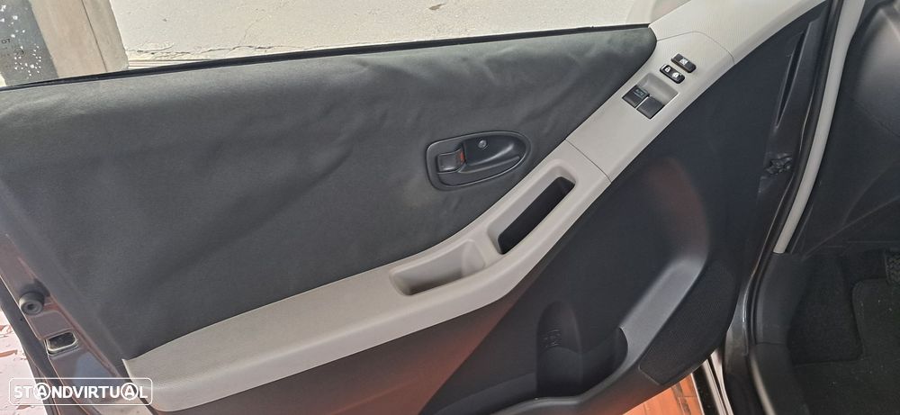 Toyota Yaris 1.0 VVT-i - 4