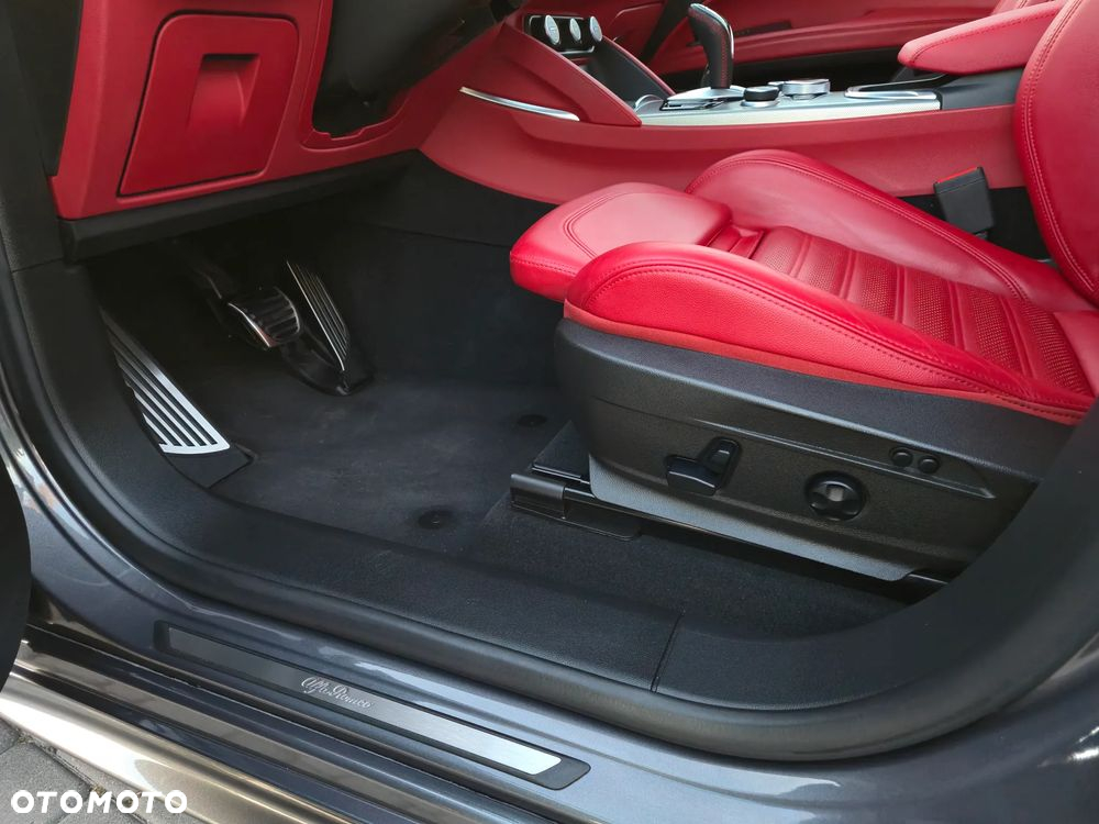 Alfa Romeo Stelvio 2.0 Turbo 16V AT8-Q4 Veloce Ti - 19