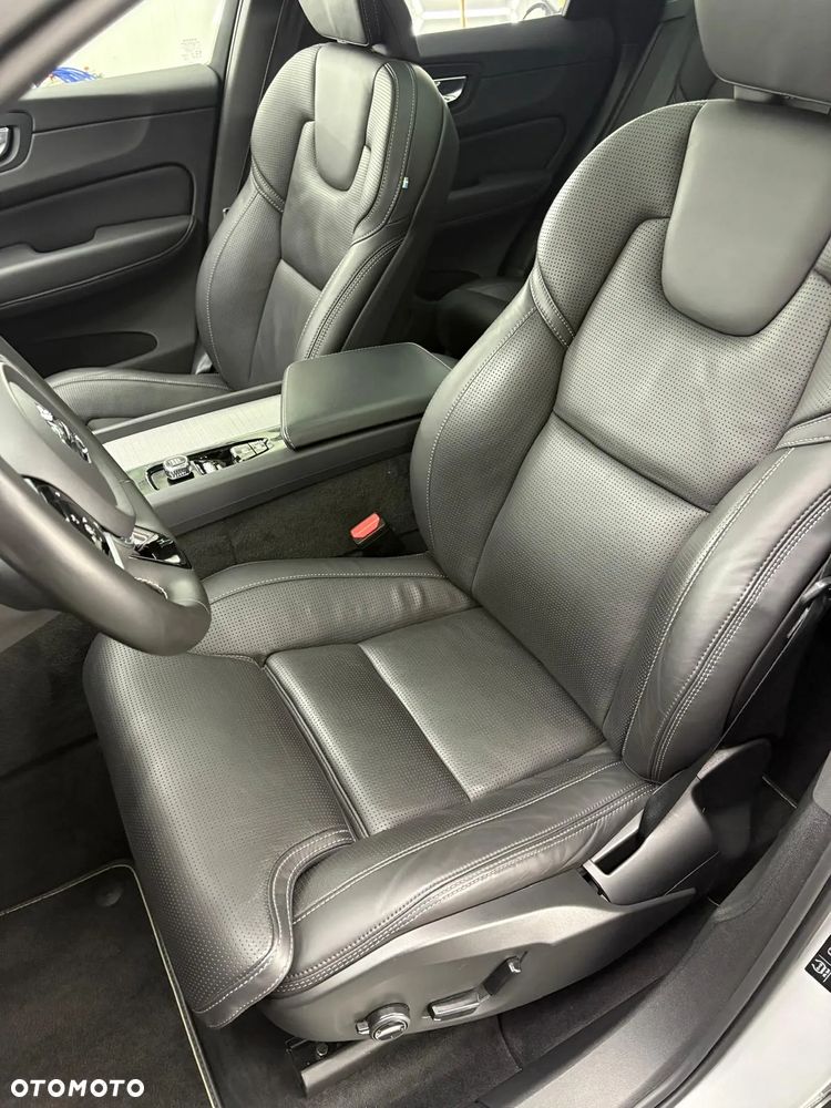 Volvo XC 60 T8 Plug-In Hybrid AWD R-Design - 18