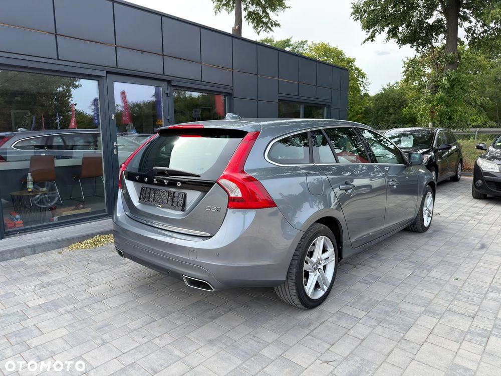 Volvo V60 D6 AWD Plug-in Hybrid R-Design Momentum - 13