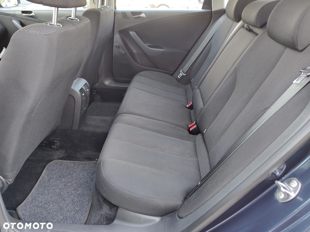 Volkswagen Passat - 16