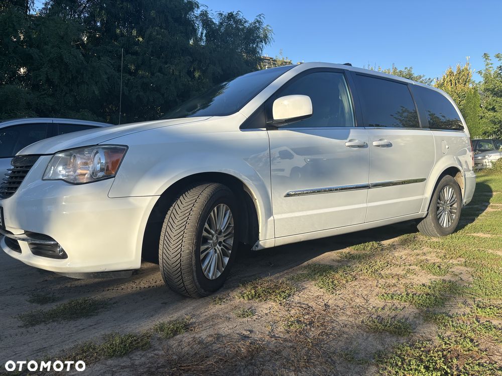 Chrysler Town & Country - 7