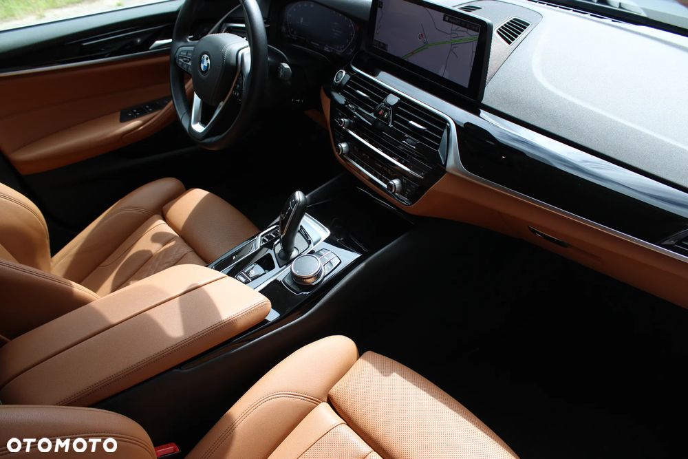 BMW Seria 5 530i xDrive mHEV - 15