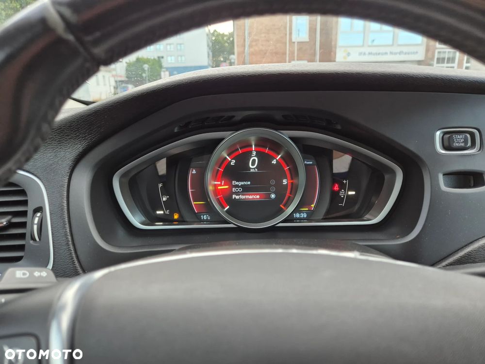 Volvo V40 D4 Drive-E R-Design Summum - 12