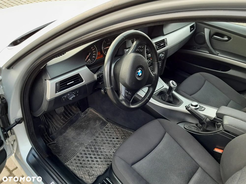 BMW Seria 3 320d DPF Touring - 12