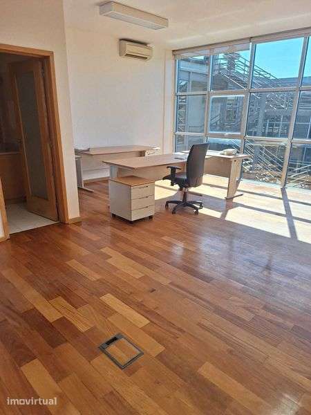 Escritório 45m² | Luz natural | Garagem | Prédio empresarial | 550€ - Grande imagem: 3/8