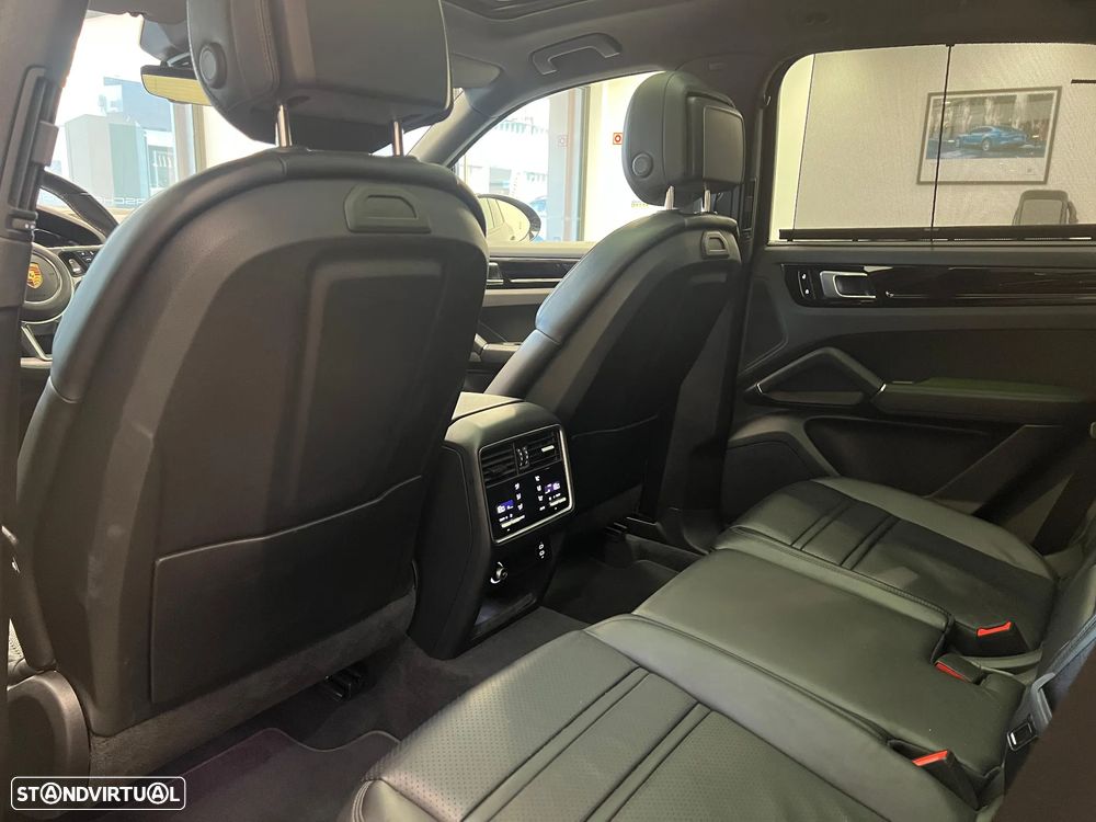 Porsche Cayenne - 32