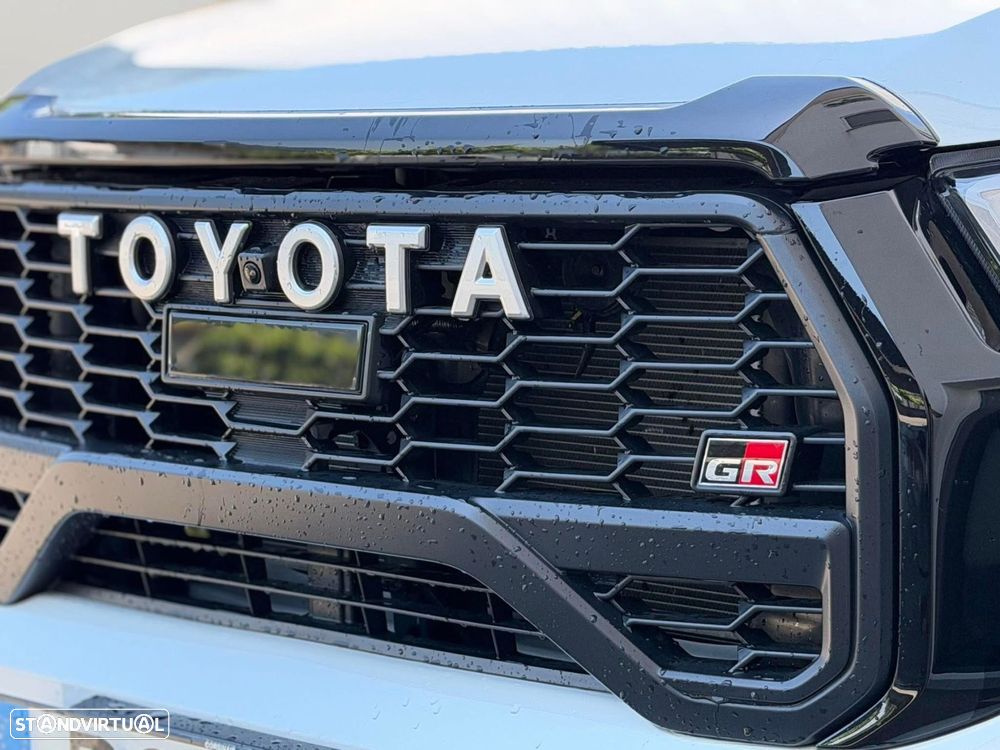 Toyota Hilux 2.8 D-4D 4WD GR Sport II - 20