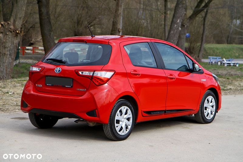 Toyota Yaris Hybrid 100 Sol - 4