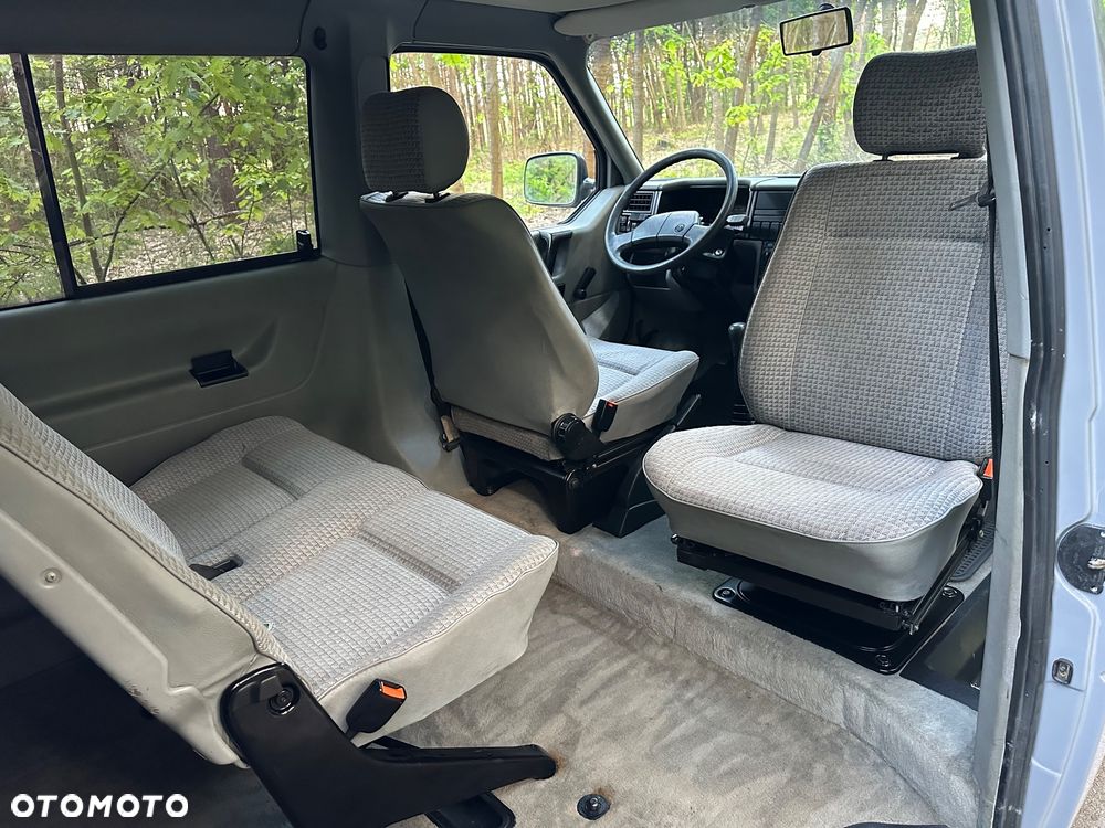 Volkswagen Caravelle GL - 12