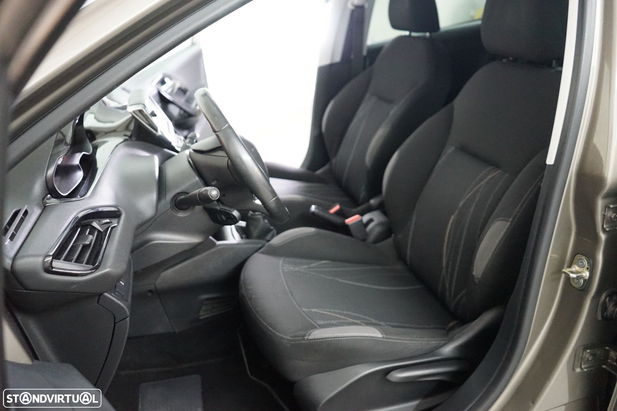 Peugeot 208 - 13