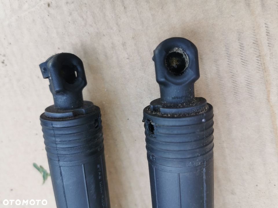 SILOWNIK KLAPY BAGAZNIKA AUDI Q3 8U0827861 - 2