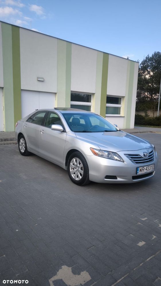 Toyota Camry - 1