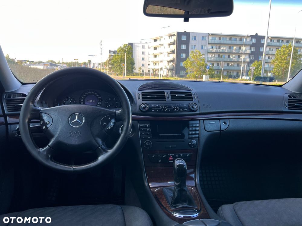 Mercedes-Benz Klasa E 270 CDI T Classic - 33