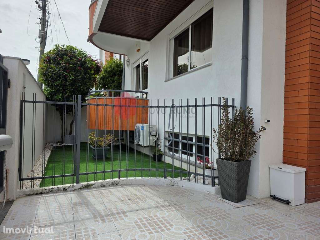 Moradia T4 de três frentes com uma área bruta de construção de 318 m2 - Grande imagem: 2/39