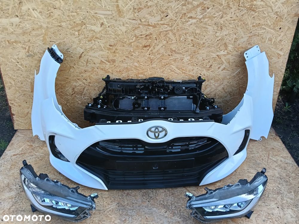 zderzak pas przedni belka błotnik chłodnice lampy Toyota Yaris IV 1.5 Hybrid - 2