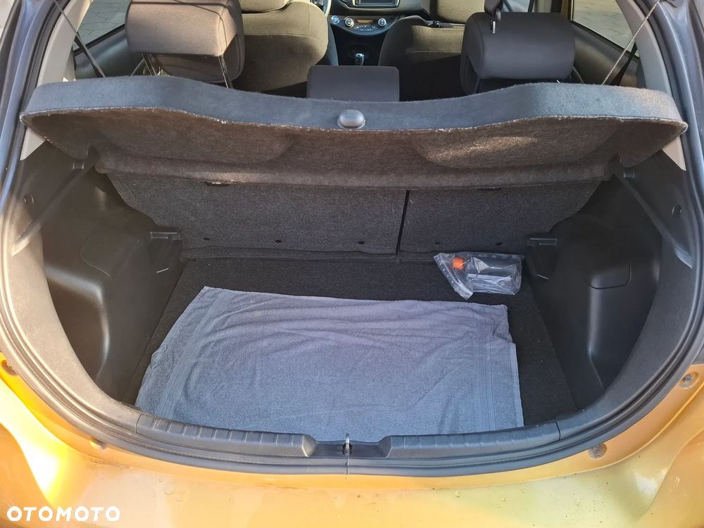 Toyota Yaris Hybrid 100 20th Anniversary - 17