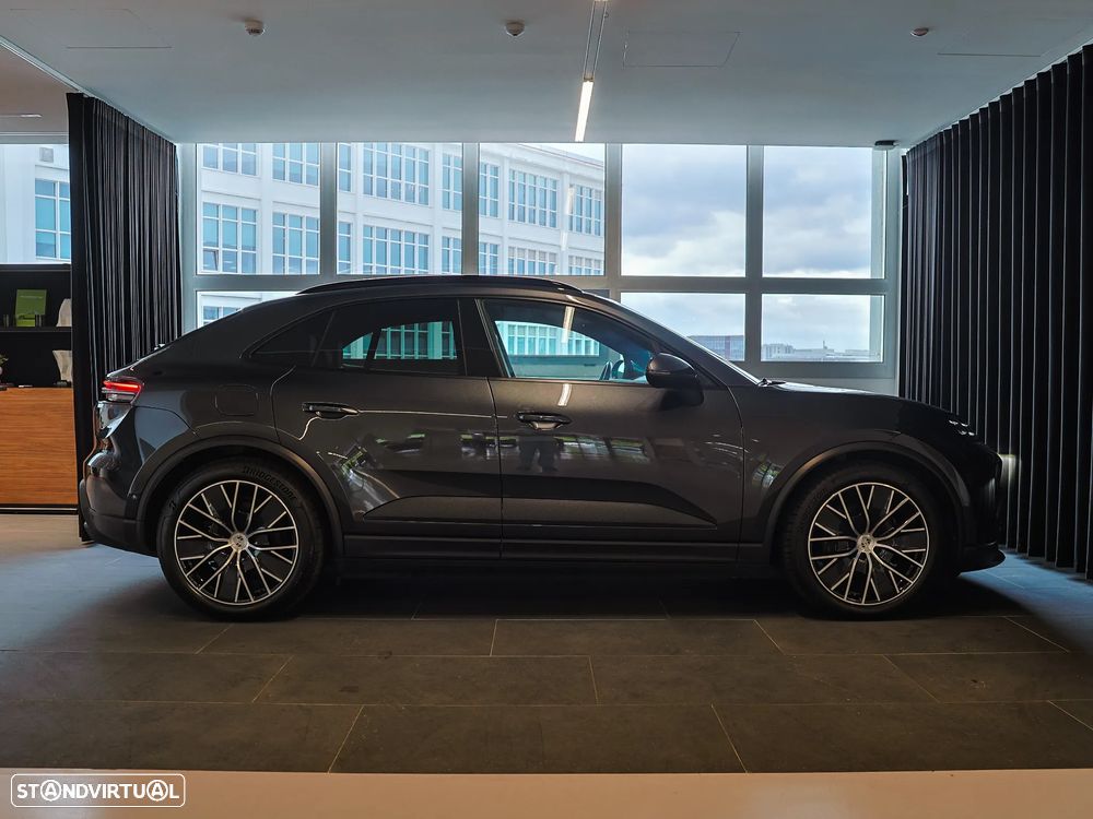 Porsche Macan Electric 4 - 7
