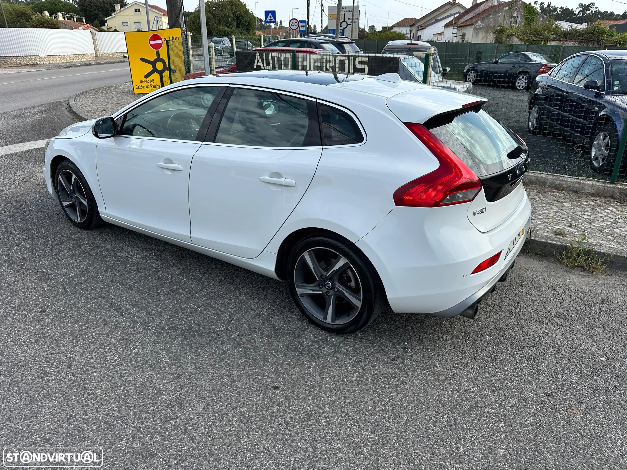 Volvo V40 1.6 D2 R-Design Summum - 3