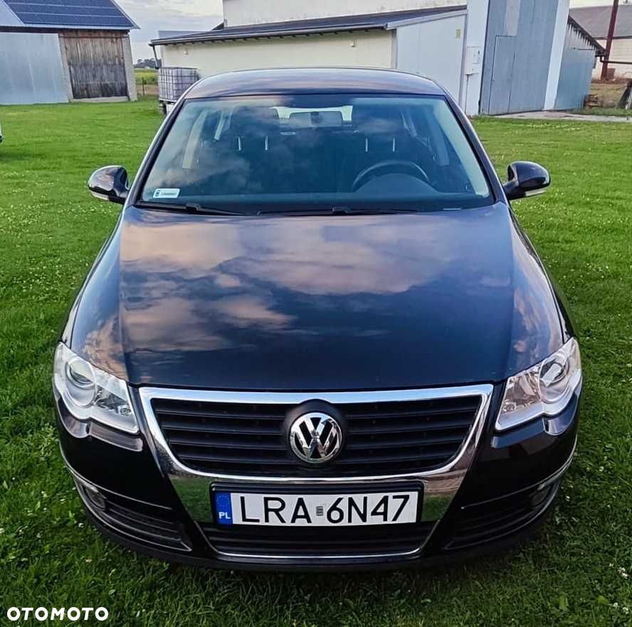 Volkswagen Passat - 1