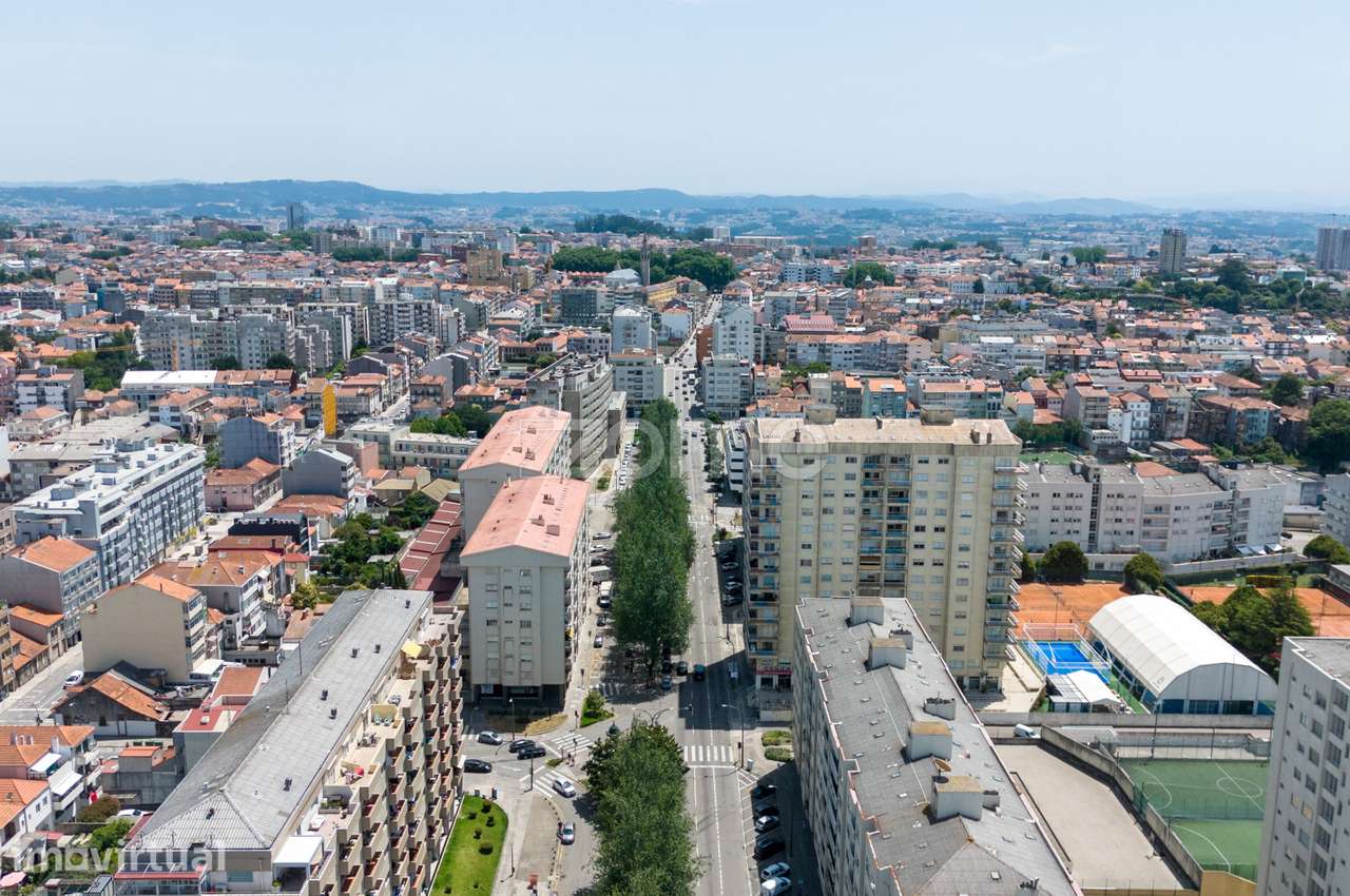 Apartamento T2 renovado com garagem fechada e arrumos - Porto - Grande imagem: 4/44