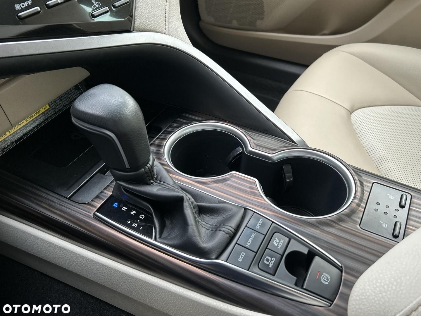 Toyota Camry 2.5 Hybrid Executive CVT - 21