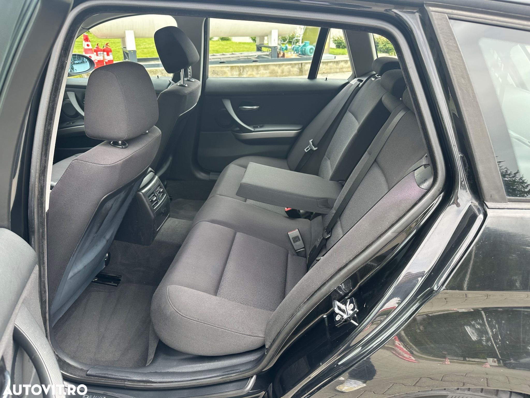 BMW Seria 3 318i Touring - 11