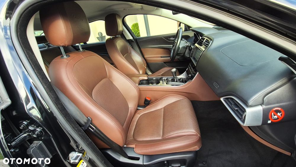 Jaguar XE 2.0 D Portfolio - 17