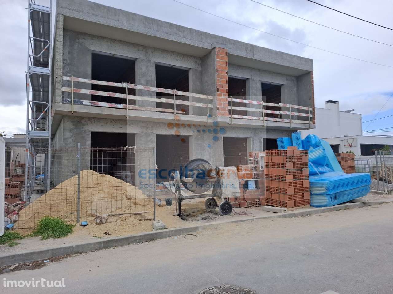 Moradia T4 Nova com Piscina e 3 Suítes | Design Moderno | Fernão Fer - Grande imagem: 2/38