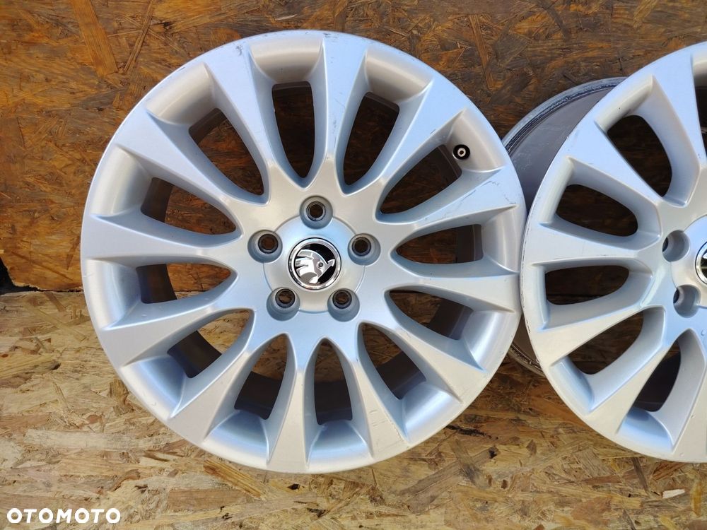 SKODA SUPERB 3T0601025G FELGI ALUMINIOWE KOMPLET X4 ET49 57,1 5X112 - 2