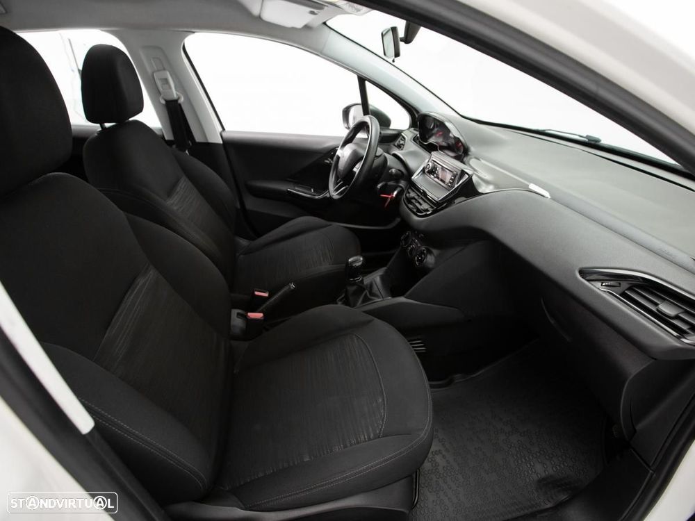 Peugeot 208 - 8