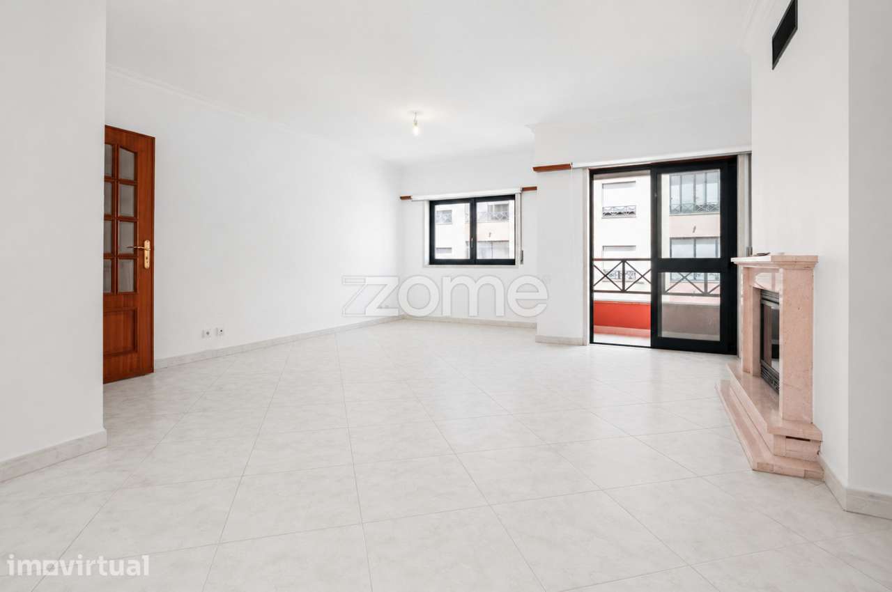 Apartamento T3 com duas Suites e Garagem no Centro de Tires - S.D.Rana - Grande imagem: 2/18