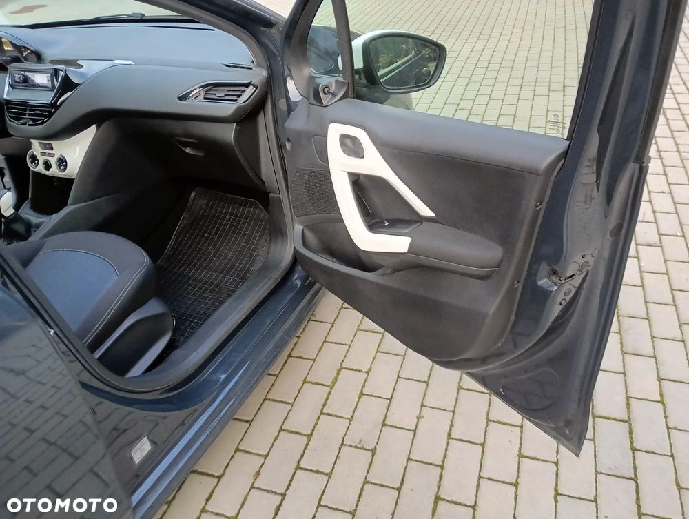 Peugeot 208 - 16
