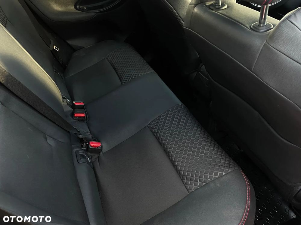 Toyota Yaris ver-hybrid-1-5-executive - 25