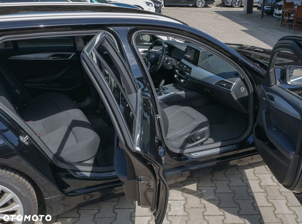 BMW Seria 5 530e - 24