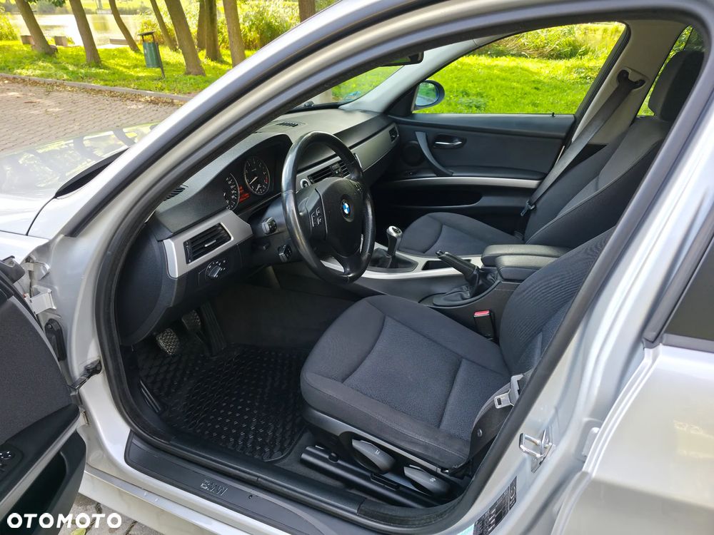 BMW Seria 3 318i Touring - 15