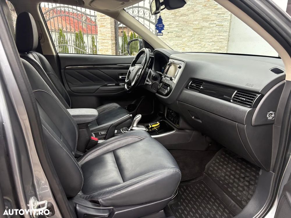 Mitsubishi Outlander 2.0 4WD Plug-In Hybrid Plus - 16
