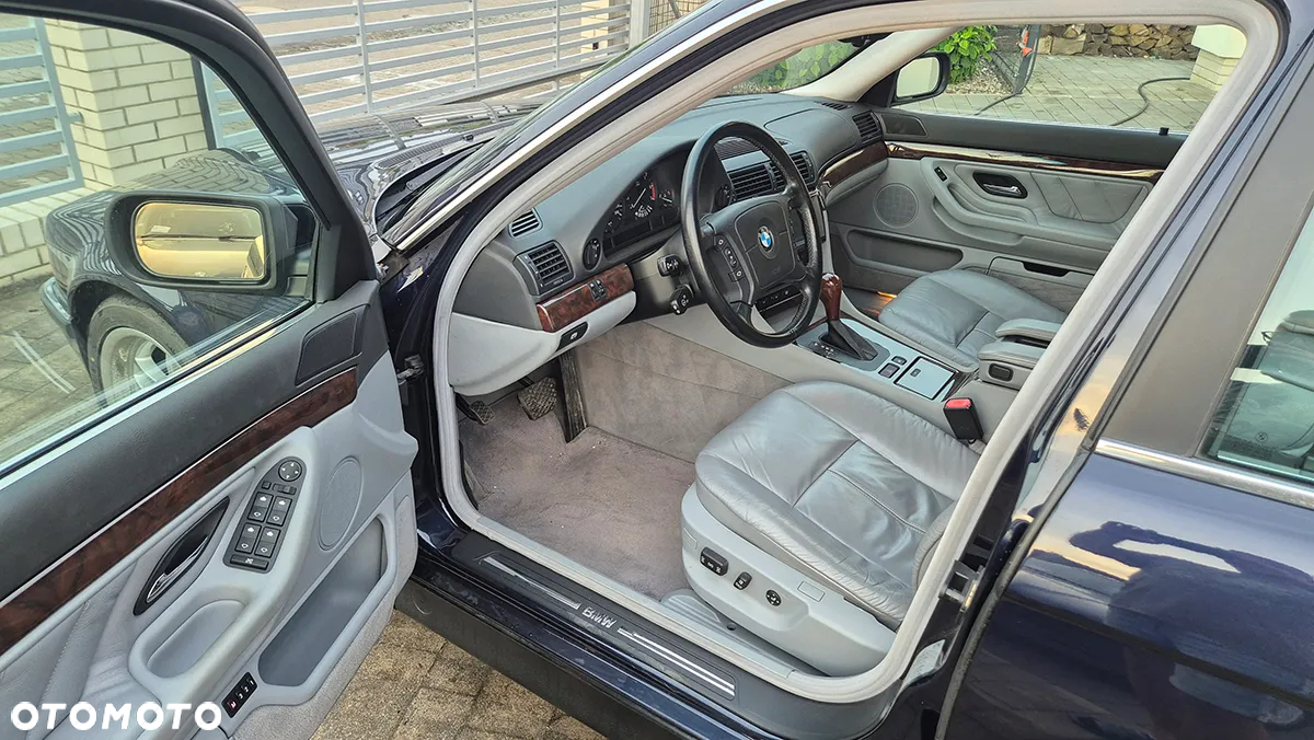 BMW Seria 7 740i - 8