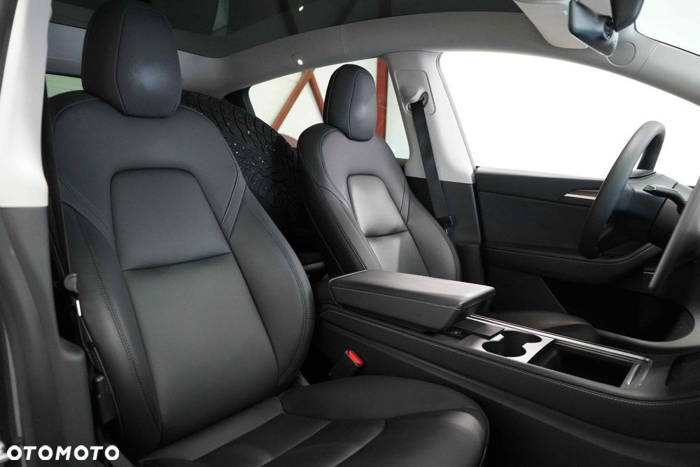 Tesla Model Y Long Range AWD - 11