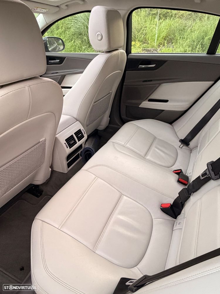 Jaguar XE 2.0 D Prestige Aut. - 23