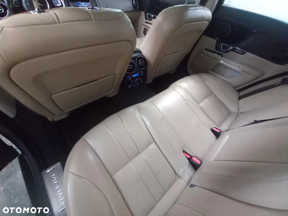 Jaguar XJ 3.0 D V6 LWB Premium Luxury - 18