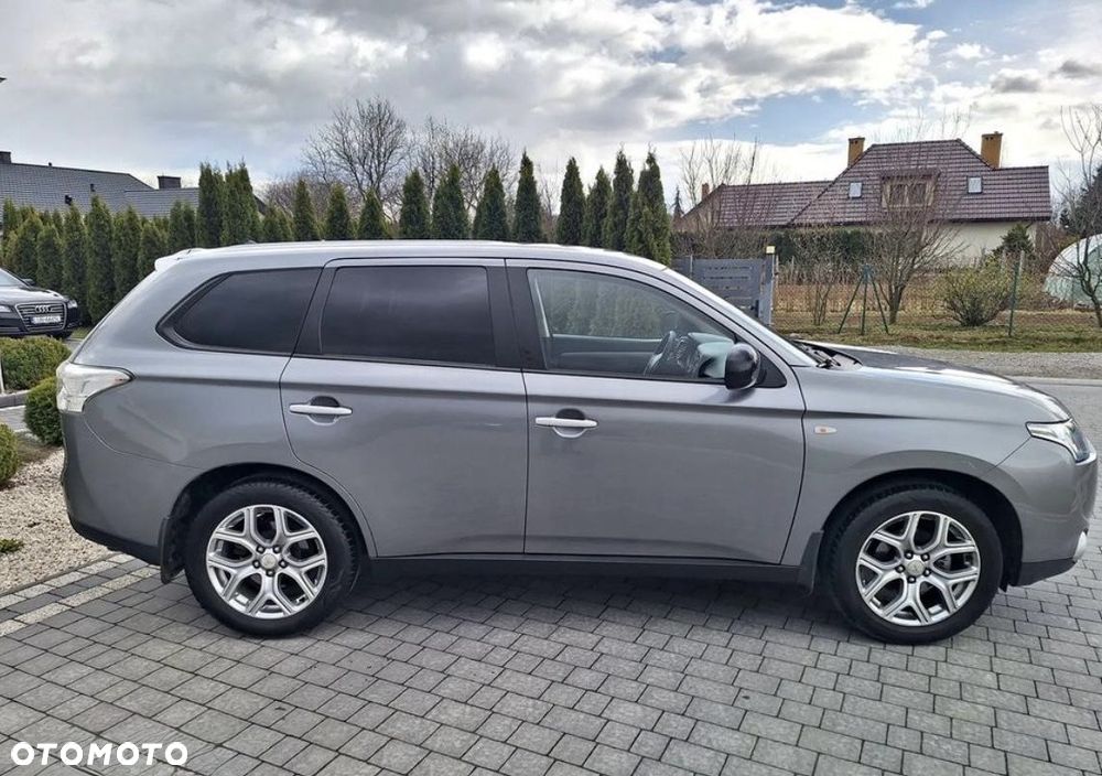 Mitsubishi Outlander 2.0 Invite + 2WD - 3