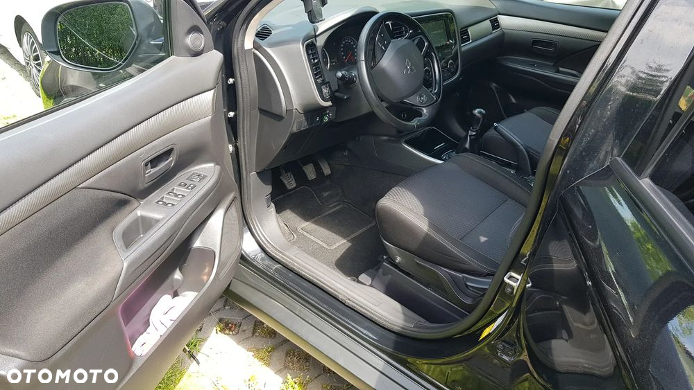 Mitsubishi Outlander 2.0 Invite + 2WD - 25