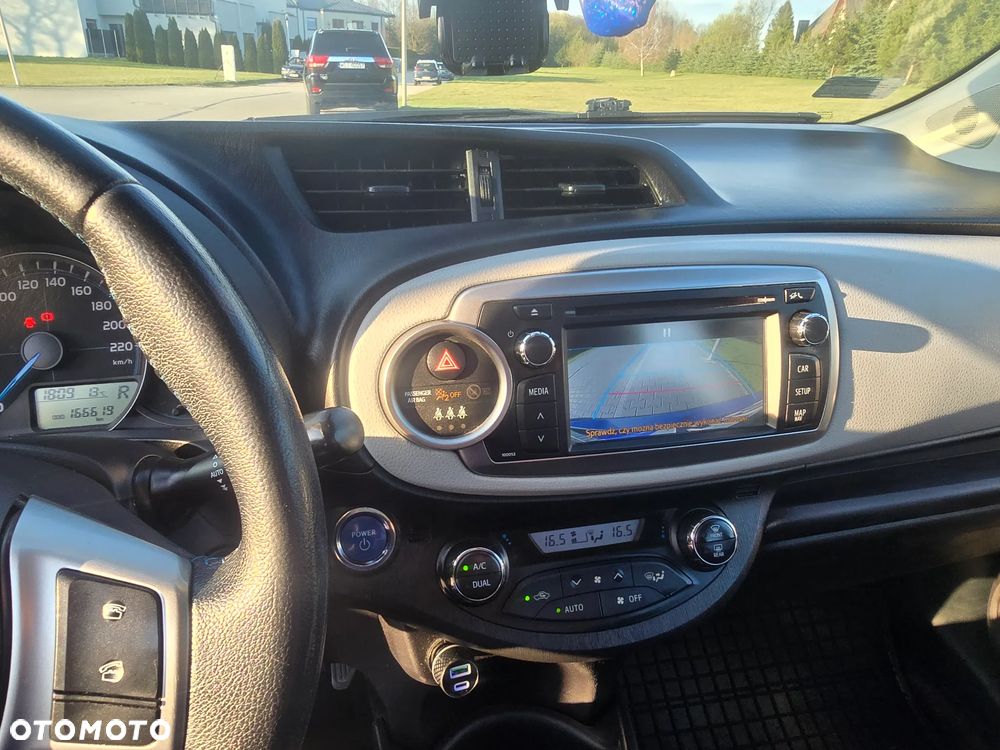 Toyota Yaris Hybrid 100 Premium - 8