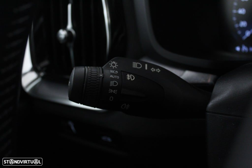 Volvo V60 2.0 D3 Momentum Plus - 25